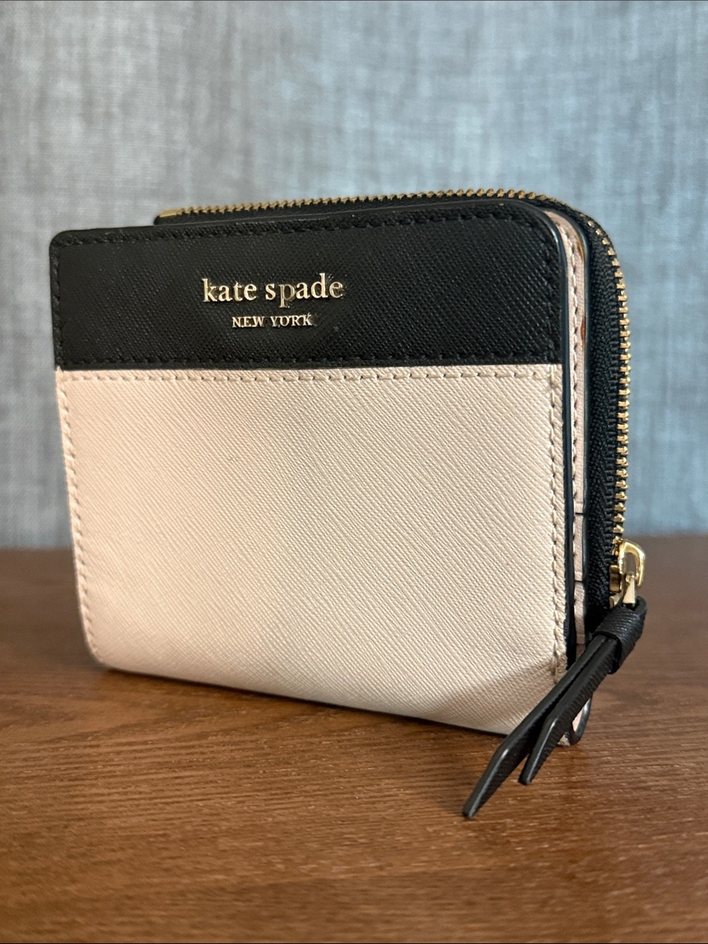S kate spade Two-Tone Black and Cream Zip Around Compact Wallet